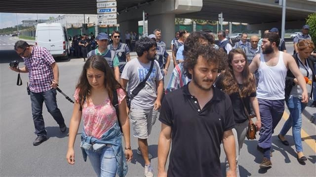 Cumhurbaşkanlığı Sarayı önünde piknik arbedesi