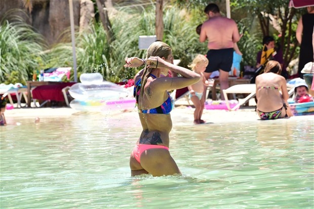 Çağla Şıkel Bodrum sezonunu açtı