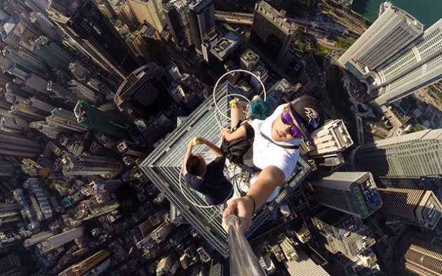 Selfie çekene hapis yolu göründü!