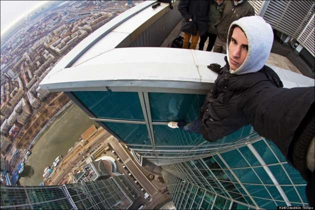 Selfie çekene hapis yolu göründü!