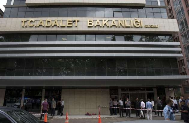 Adalet Bakanlığı'na pompalı tüfekle saldırı