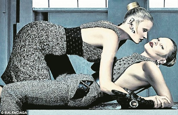 Kate Moss ve Lara Stone'un tahrik edici birlikteliği
