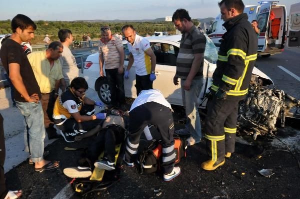 Otomobil yön levhasına çarptı: 3 ölü