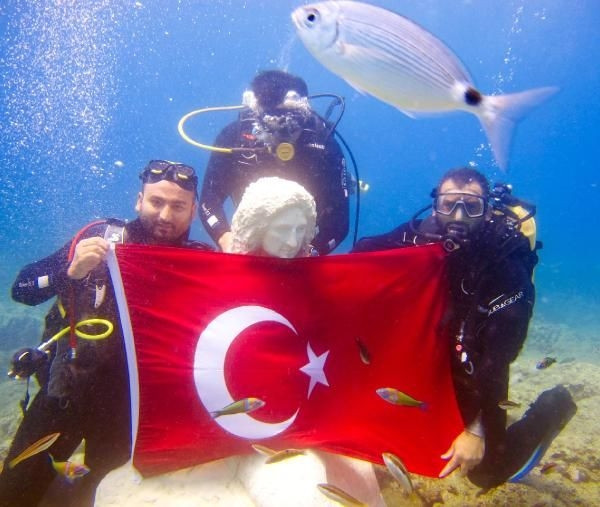 Dev heykeller denizle buluştu