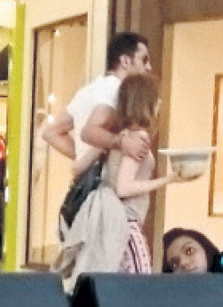 Kenan ve Sinem dudak dudağa