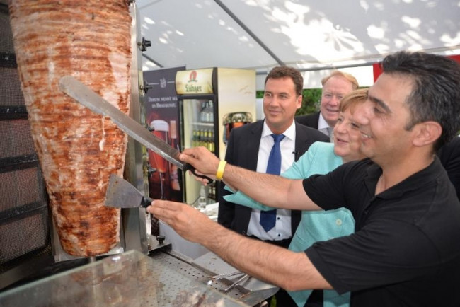 Merkel yine döner kesti