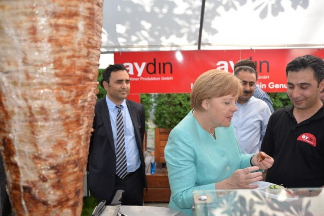 Merkel yine döner kesti