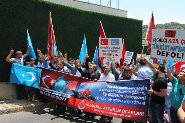 Çin Konsolosluğu önünde 'Urumçi' protestosu