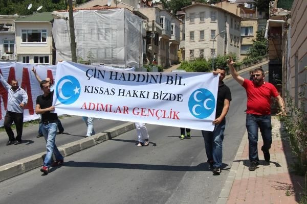 Çin Konsolosluğu önünde 'Urumçi' protestosu