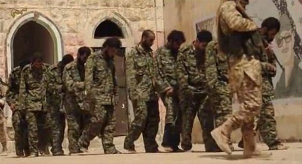 IŞİD 25 Suriye askerini 2 bin kişi önünde infaz etti!