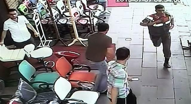 Hastaneye getirilen mahkum 5 kişiyi yaralayarak firar etti