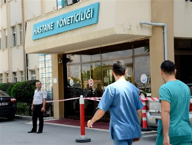 Hastaneye getirilen mahkum 5 kişiyi yaralayarak firar etti
