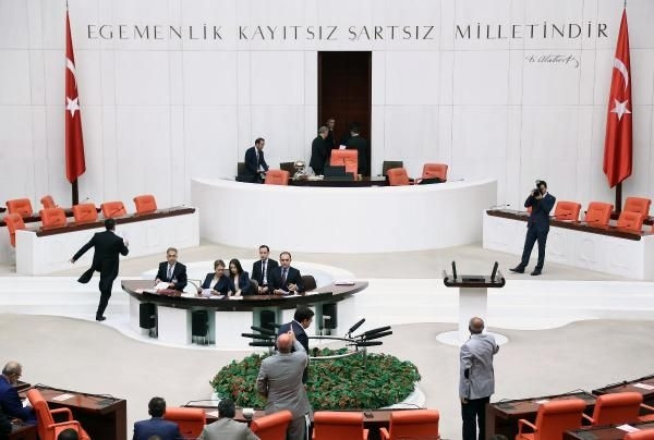 Meclis boşken kavga çıktı...