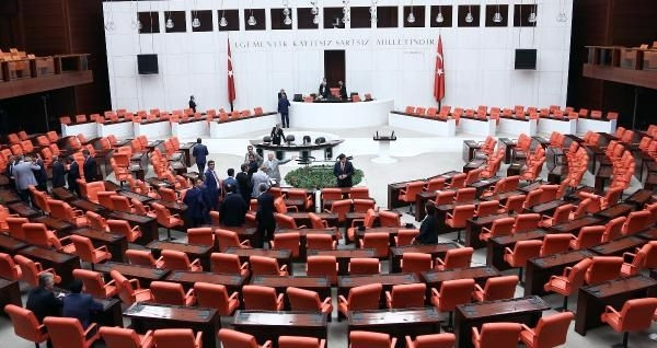 Meclis boşken kavga çıktı...