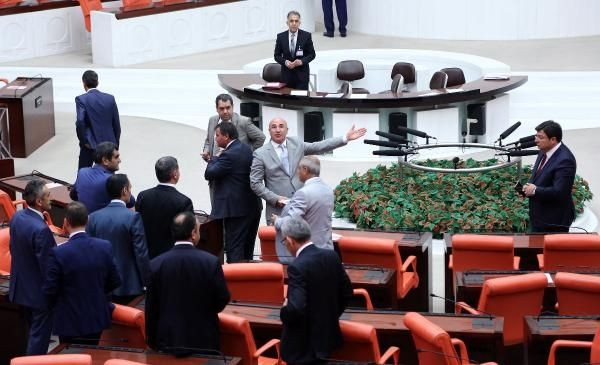 Meclis boşken kavga çıktı...