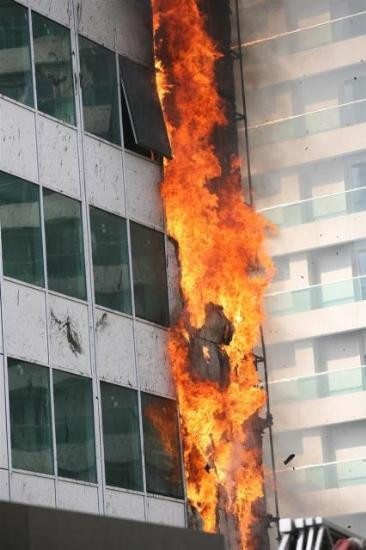 Ataköyde 16 katlı rezidansta yangın çıktı !