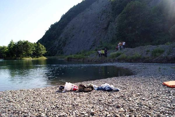Gölette, yanında kadın giysileri de bulunan erkek cesedi bulundu