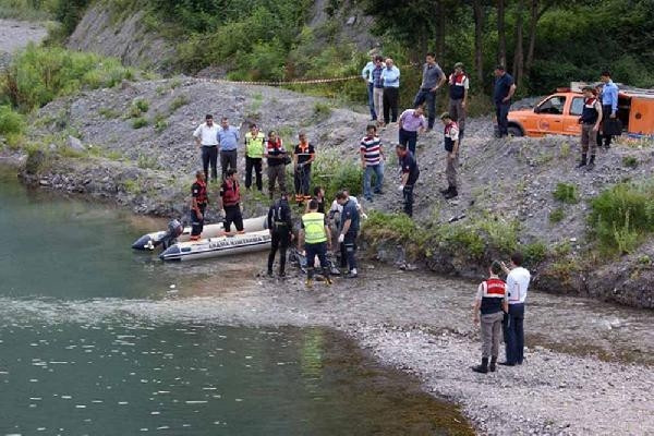 Gölette, yanında kadın giysileri de bulunan erkek cesedi bulundu