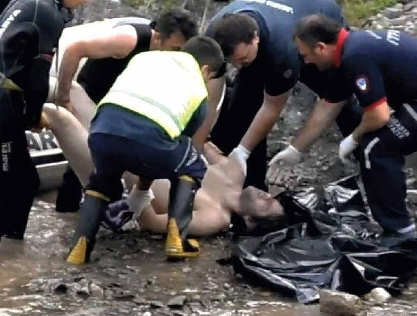 Gölette, yanında kadın giysileri de bulunan erkek cesedi bulundu