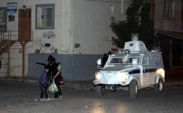 PKK'nın gençlik yapılanmasından silahlı ve molotoflu eylem