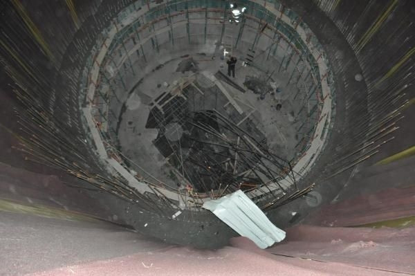Metro inşaatının çukuruna düşen otomobilden sağ çıktı