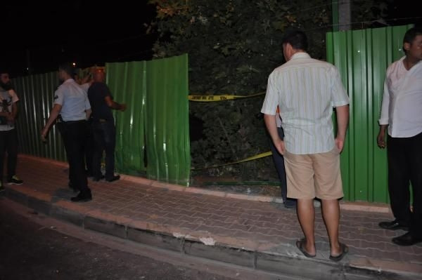 Metro inşaatının çukuruna düşen otomobilden sağ çıktı