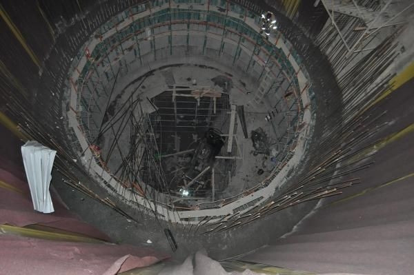 Metro inşaatının çukuruna düşen otomobilden sağ çıktı
