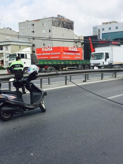 Yüksek gerilim hattı yola düştü