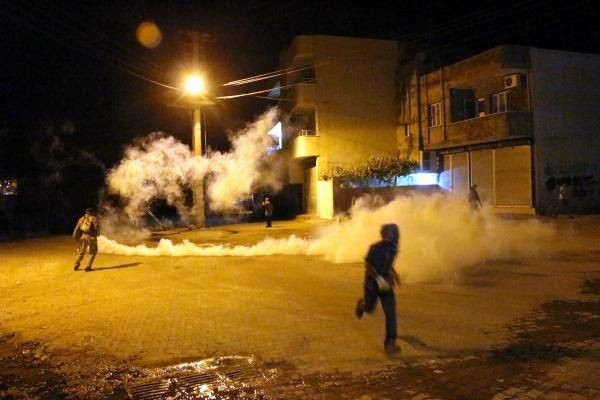 Nusaybin'de olaylı gece!... 1 polis yaralandı!