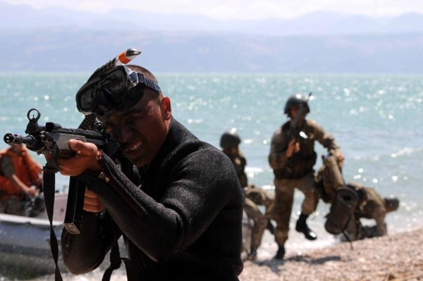 Elleri, ayakları ve gözleri bağlı suya atıldılar