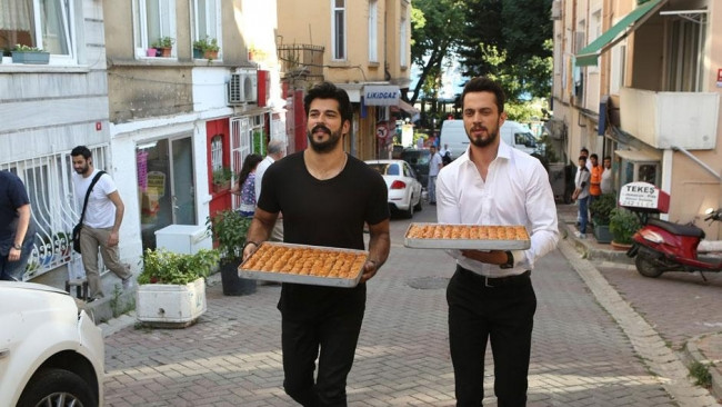 Burak Özçivit ile Murat Boz'dan bayram sürprizi