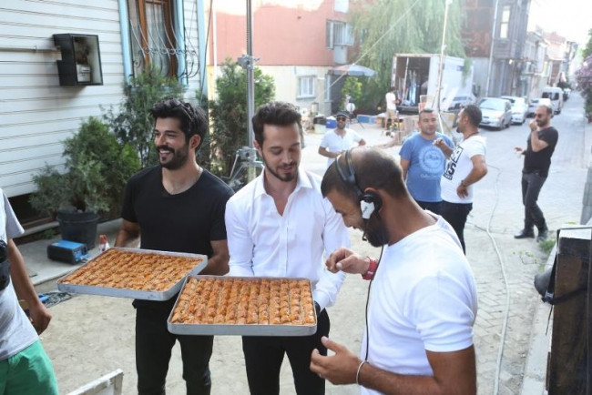 Burak Özçivit ile Murat Boz'dan bayram sürprizi