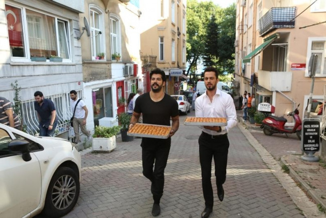Burak Özçivit ile Murat Boz'dan bayram sürprizi