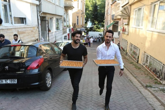 Burak Özçivit ile Murat Boz'dan bayram sürprizi