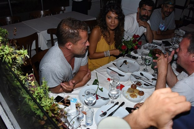 Alman oyuncu Til Schweiger'ın rakı keyfi