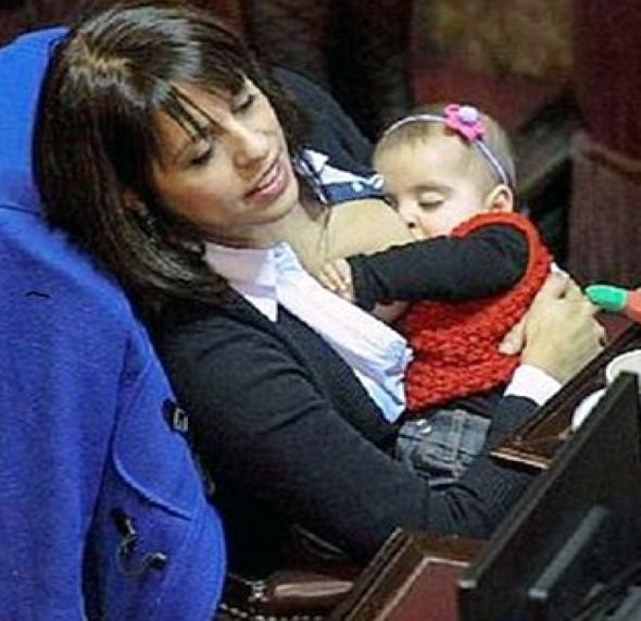Mecliste bebeğini emziren vekil