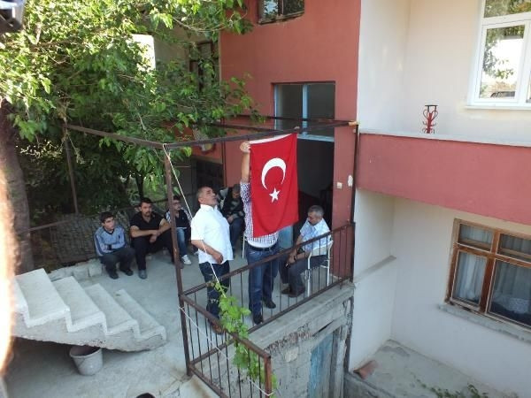 Şehitlerin baba ocağına ateş düştü