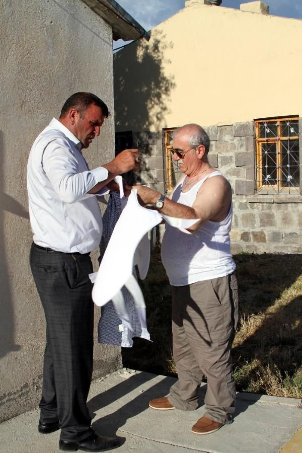 Ünlü profesör, açılışa çelik yelekle katıldı