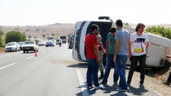 Polisleri taşıyan midibüs devrildi!... 7 yaralı!