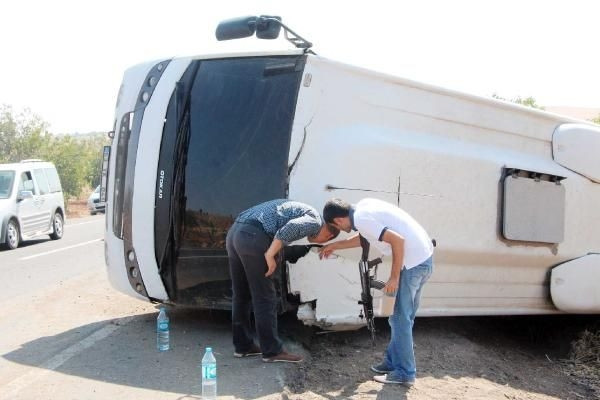 Polisleri taşıyan midibüs devrildi!... 7 yaralı!