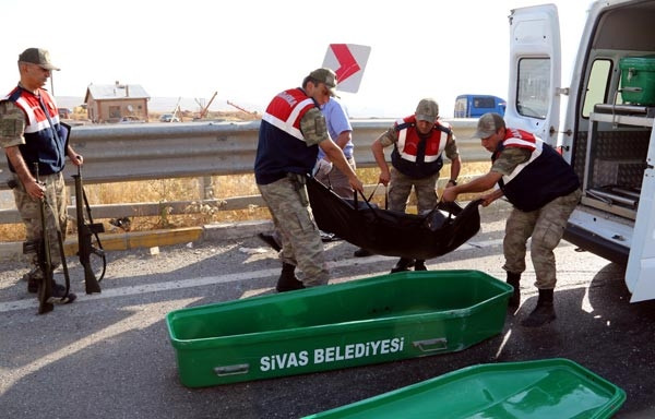 Sivas’ta nişan yolunda kaza: 3 ölü, 14 yaralı
