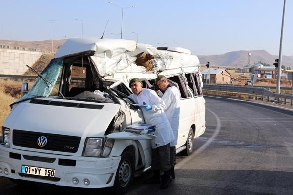 Sivas’ta nişan yolunda kaza: 3 ölü, 14 yaralı