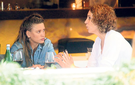 Serenay Sarıkaya Kerem Bursin'den ayrılır ayrılmaz annesine koştu