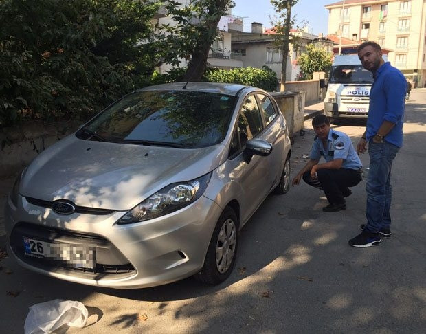 Polat hayranları Özgür Teke'nin arabasının lastiklerini patlattı