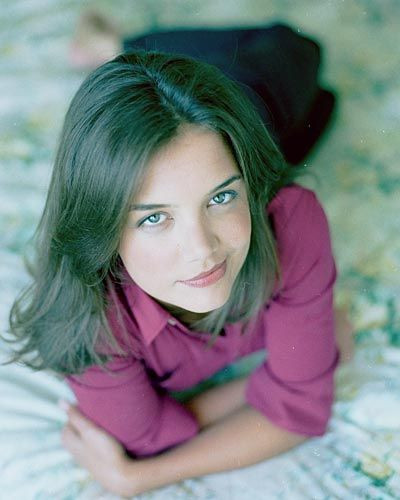 Cici kız Katie Holmaz yoldan çıktı