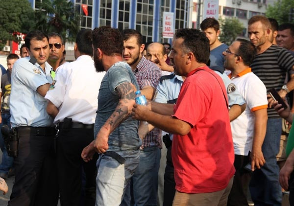 İki kentte zabıta ve esnaf birbirine girdi: 10 yaralı