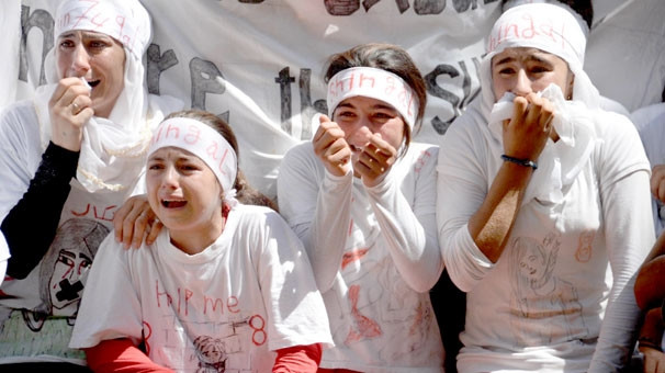 IŞİD’in saldırısı sahnelenince çığlıklar atarak ağladılar