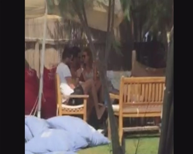 Kenan İmirzalıoğlu ile Sinem Kobal dudak dudağa