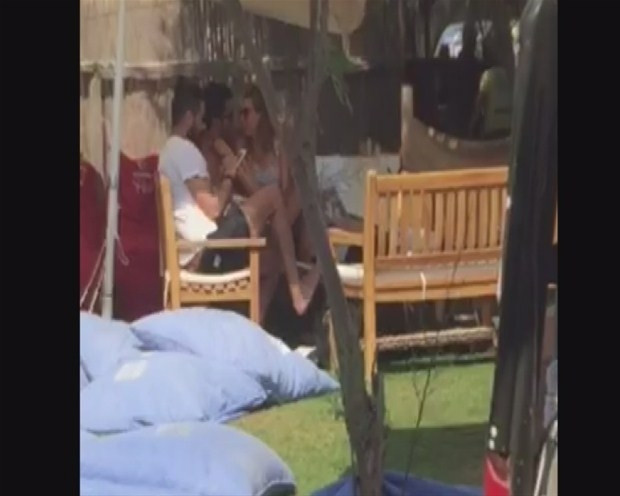 Kenan İmirzalıoğlu ile Sinem Kobal dudak dudağa
