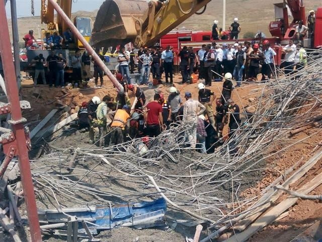 Viyadük inşaatında kaza: İşçiler enkaz altında